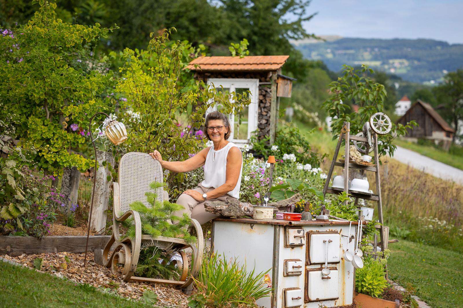 Anita Terler in ihrem Gartenparadies in Stubenberg am See