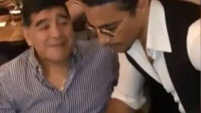 Diego Maradona (links) wird von "Salt bae" bedient