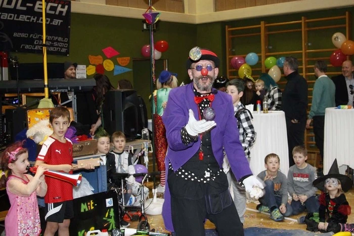 Clown Reinhard Gartner sorgte mit seinem „Mach-mit-Zirkus“ für gute Laune...