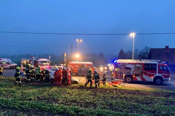 Die Aufgabe der Feuerwehren war es, einen Pkw soweit zu stabilisieren, dass eine Person mit dem hydraulischen Rettungsgerät gerettet werden konnte. Zudem hat man den Brandschutz aufgebaut und die Unfallstelle ausgeleuchtet und abgesichert.