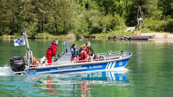 Man sieht einige Wasserretter auf einem Boot