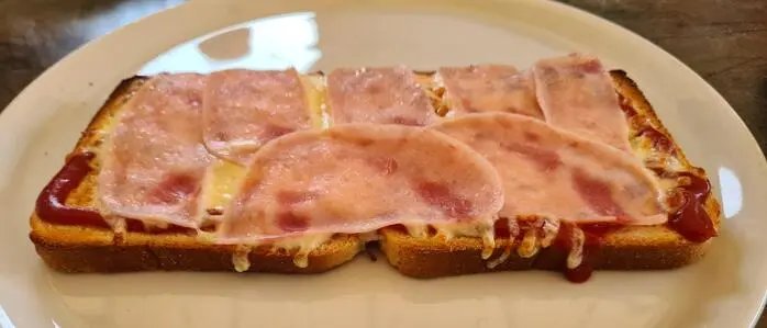 Zwei Scheiben Toastbrot mit Ketchup, Käse und Toastschinken: Der „Pizza-Toast“ um 7,50 Euro