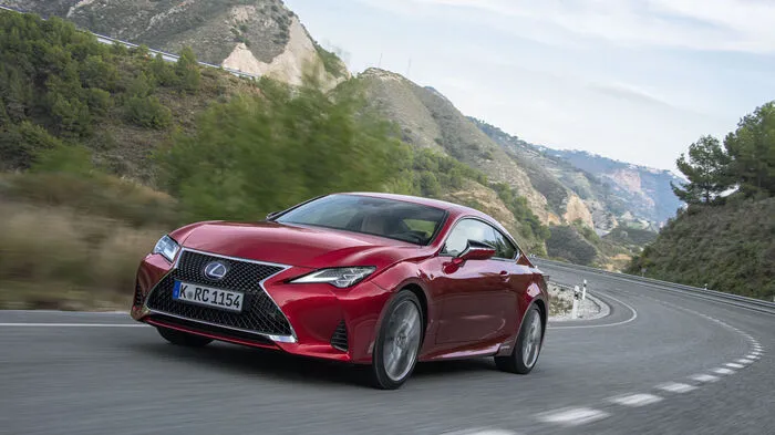 Man könnte fast sagen, der Lexus RC ist ein Coupé der alten Schule. Wäre da nicht der bei den Japanern fast schon obligatorische Hybridantrieb. Der 2,5 Liter große Vierzylinder wirft 181 PS und 221 Newtonmeter Drehmoment in die Waagschale, während der Elektromotor 105 kW zur Systemleistung von 223 PS beisteuert.