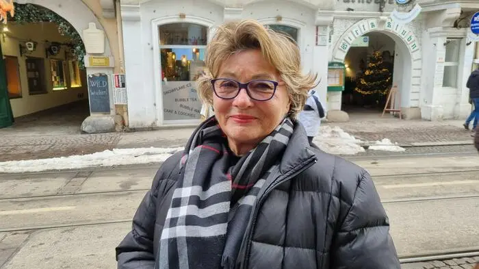 Gisela Polz (72) aus Sankt Josef ist mit ihrer Enkelin shoppen. "Wir sind auf der Suche nach Weihnachtsgeschenken", sagt sie.