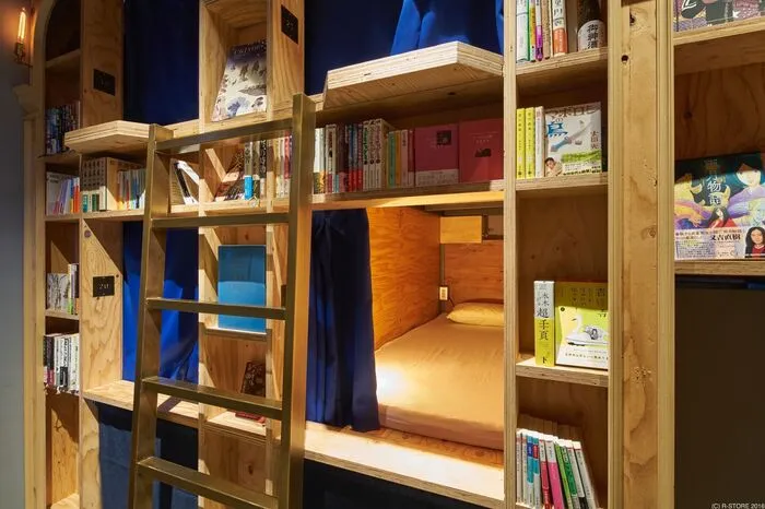 Aber nicht nur das: Über die Leitern kann man in kleine Schlafkojen aus Lärchenholz klettern und in den Bücherregalen übernachten.