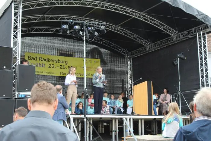 Die Eröffnung des Festes durch die beiden Organisatorinnen Sara Zidek-Milionis und Viktoria Hirtl, mit musikalischer Umrahmung durch den Chor der Volksschule Straden.