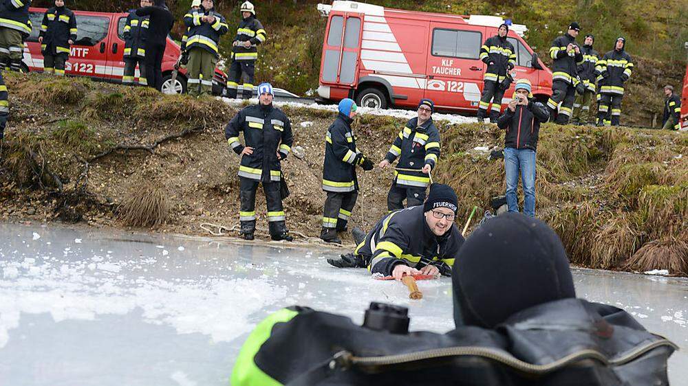 Frühlingshafte Temperaturen ließen Gefahrenstellen an Seen und Gewässern entstehen. 50 Feuerwehrmänner wappneten sich für Ernstfall   