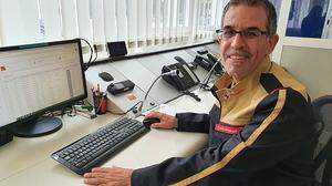 Camillo Girstmair (56) in der Funkzentrale &quot;Florian&quot; der Freiwilligen Feuerwehr Lienz