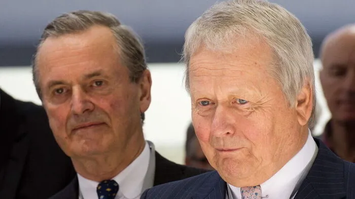 Auch wenn die Erben des legendären Porsche-Gründers Ferdinand Porsche meistens mit Deutschland verbunden werden, so sind sie doch Österreicher. Sowohl der Familien-Zweig Porsche mit dem Oberhaupt Wolfgang Porsche als auch der Familien-Zweig Piëch mit Hans Michel Piech leben in Salzburg. Über ihre Porsche SE kontrollieren sie den VW-Konzern. Ihr Familienvermögen wird auf 51,1 Milliarden Euro geschätzt.