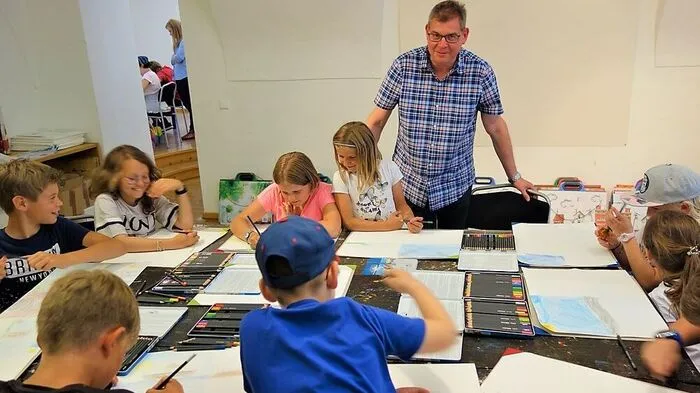 Johannes Krämmer bringt Kindern Kunst näher. Dabei können die jungen Künstler auch gleich selbst kreativ werden