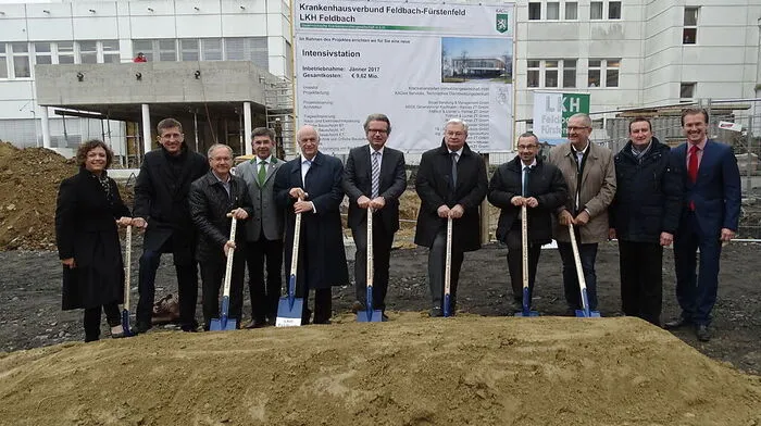 Ende Oktober fand der Spatenstich statt, am Donnerstag wird beim LKH-Zubau schon das Erreichen der Dachgleiche gefeiert