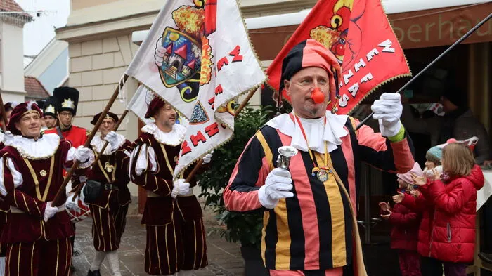 Um Punkt 11.11 Uhr marschierten vergangen Samstag die Narren auf den Südtiroler Platz in Weiz.
