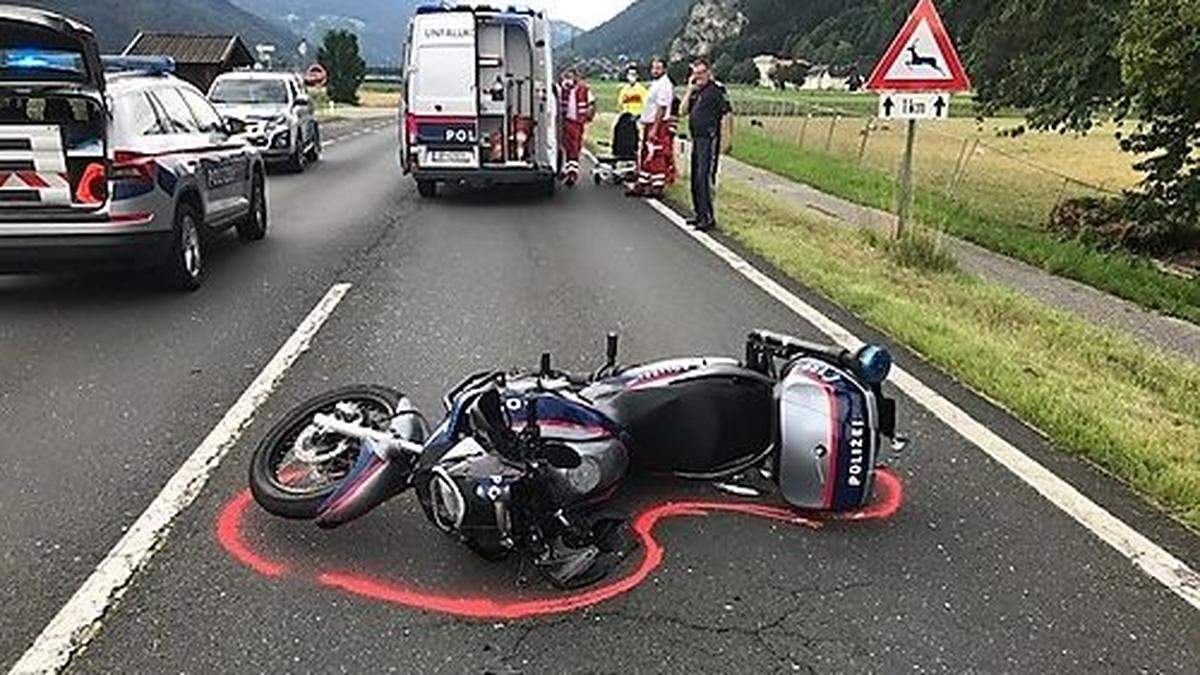 Ein Motorradpolizist wurde schwer verletzt