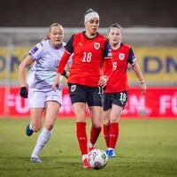 Julia Hickelsberger spielte zu Beginn mit einem Turban
