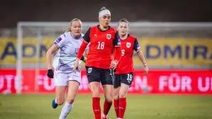 Julia Hickelsberger spielte zu Beginn mit einem Turban