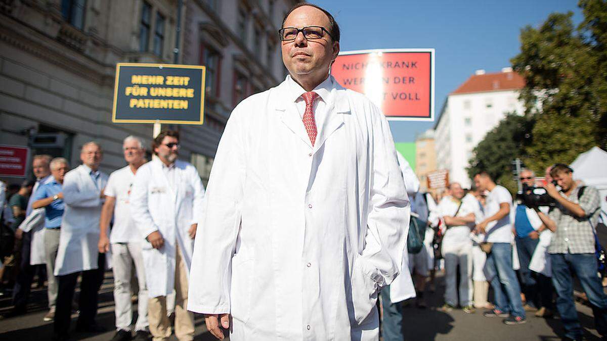 Kammerpräsident Thomas Szekeres bei der Demo am Montag 