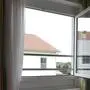Der Bub dürfte sich ans Fliegengitter im geöffneten Fenster gelehnt haben (Sujetbild)