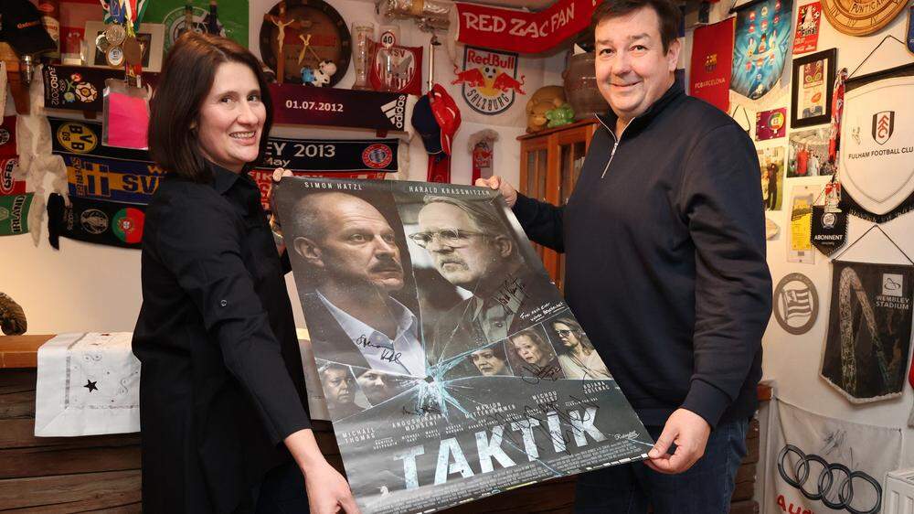 Patricia und Alfred Zaruba mit dem Filmplakat von „Taktik“ und den Autogrammen der Schauspieler