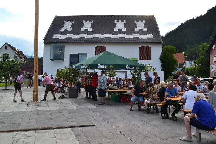 Beim Marktfest wurden Vorführungen der Kickboxer und Judokas, Kutschenfahrten, Präsentation von Oldtimer-Traktoren sowie für die Kinder Schminken, eine Riesenrutsche und eine Zaubershow mit Zauberer Gabriel geboten.