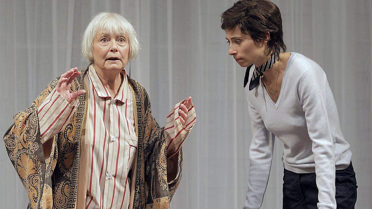 Elfriede Irrall (links) mit  Annette Isabella Holzmann während einer Fotoprobe von 'Roses Geheimnis' im Wiener Volkstheater 2010