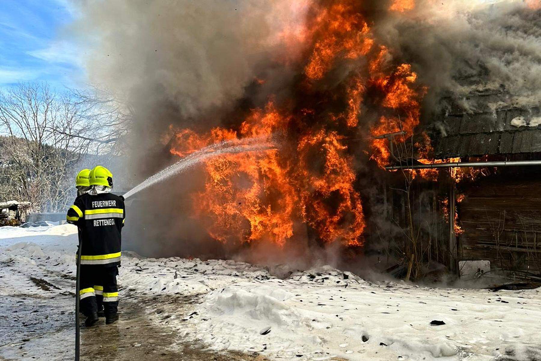 Rettenegg | Wirtschaftsgebäude in Vollbrand: 50 Feuerwehrleute im Löscheinsatz