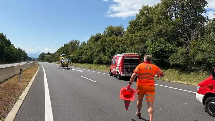Der Hubschrauber landete auf der Autobahn