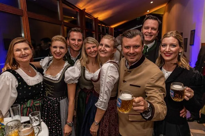 Fast komplett dabei: Der Grazer Gastro-Clan Grossauer. Robert Grossauer (hinten rechts) feierte übrigens Geburtstag - und stieß als "Gösserbräu"-Chef ausgerechnet mit einem Puntigamer auf seinen Geburtstag an.