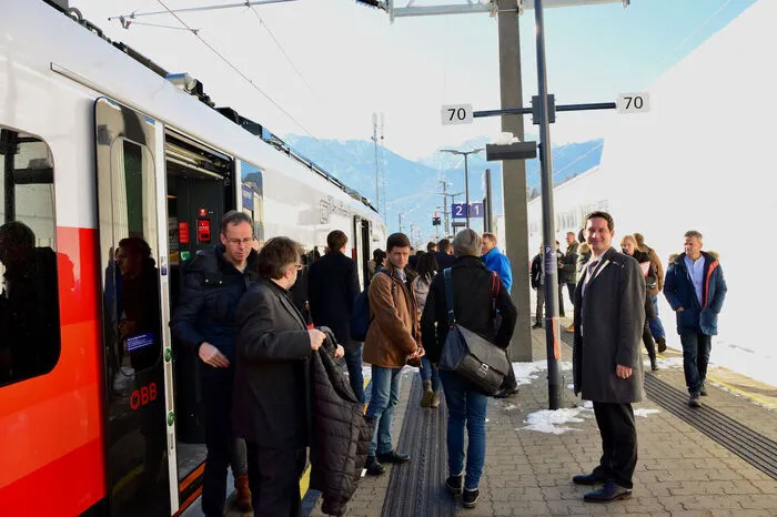 Viele Ehrengäste und Bahnfreunde fuhren von Arnoldstein bis Hermagor, wo dann gefeiert wurde, mit. Klicken Sie sich durch die Fotos.