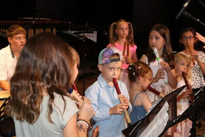 Unter dem Motto „Best of“ zeigten die Musikschülerinnen und Musikschüler ihr Können in den unterschiedlichsten Besetzungen. Den Auftakt gestalteten die jüngsten Talente mit ihren Blockflöten, ehe sich das Publikum über ein abwechslungsreiches Programm mit Solobeiträgen, Ensembles und verschiedensten Instrumentalformationen freuen durfte. Die Musikschule Voitsberg mit ihren Zweigstellen in Stallhofen und Geistthal-Södingberg wird derzeit von mehr als 400 Schülerinnen und Schülern besucht.