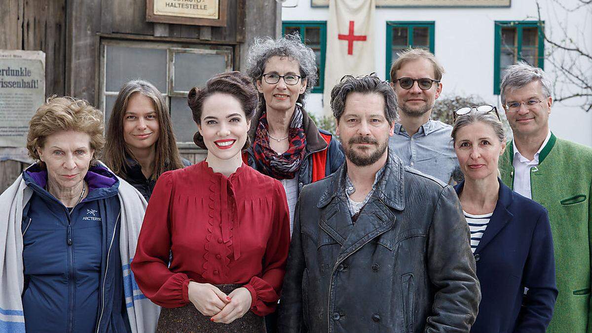 Das Film-Team und die Schauspieler von „Ein Dorf wehrt sich“ in Pürgg	