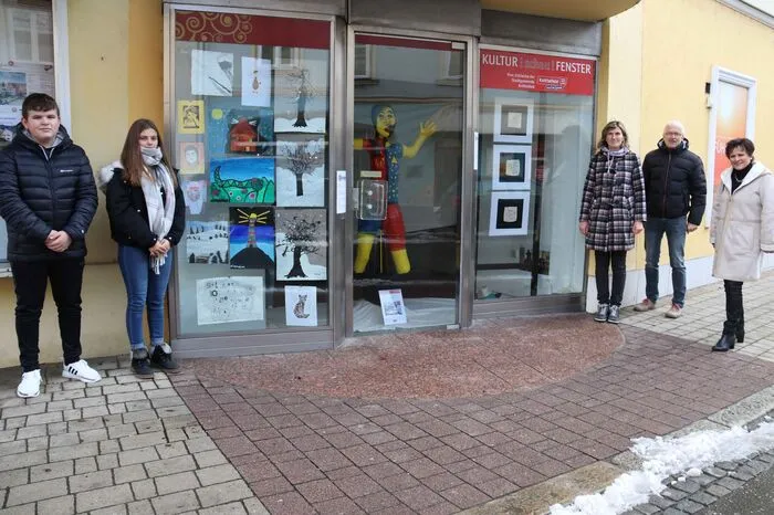 Leer stehende Geschäfte und Auslagen präsentieren sich nun mit Kunstwerken und Kulturinformationen.