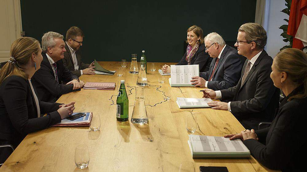 Die Verhandlungsteams von SPÖ und ÖVP