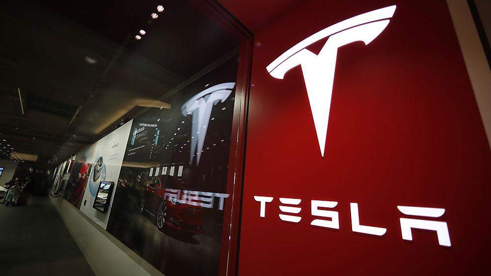 Tesla hilft Autobauern Umweltgesetze einzuhalten, indem Emissionsrechte verkauft werden