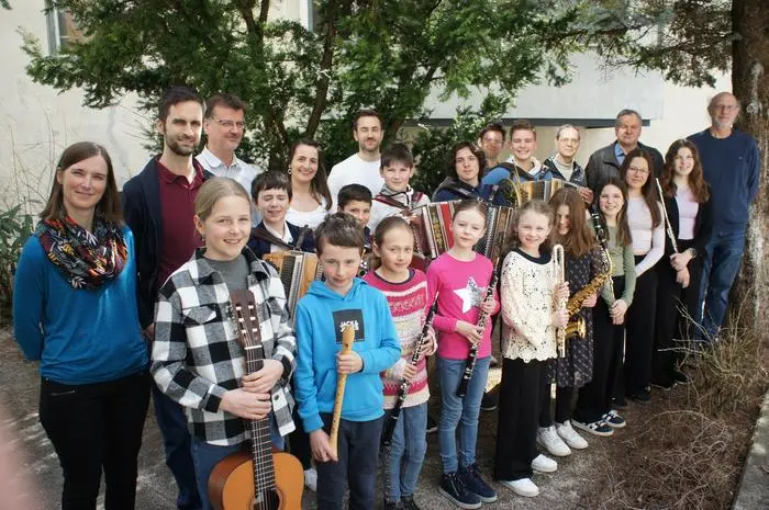 Die erfolgreichen Musikschülerinnen und Musikschüler der LMS Lienz mit ihren Lehrpersonen