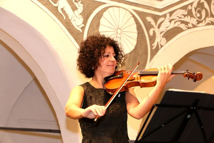 .....und Anna Hakobyan (Foto) auf der Violine.