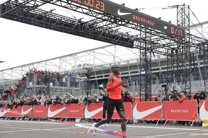 Der Kenianer kam bei dem Projekt "Breaking2" des Sportartikelherstellers Nike am Samstag im italienischen Monza nach inoffiziellen 2:00:25 Stunden ins Ziel.