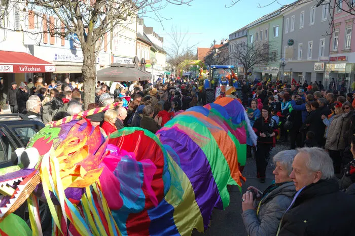 35 Gruppen zogen mit teils aufwändig dekorierten Wagen über den Hauptplatz.