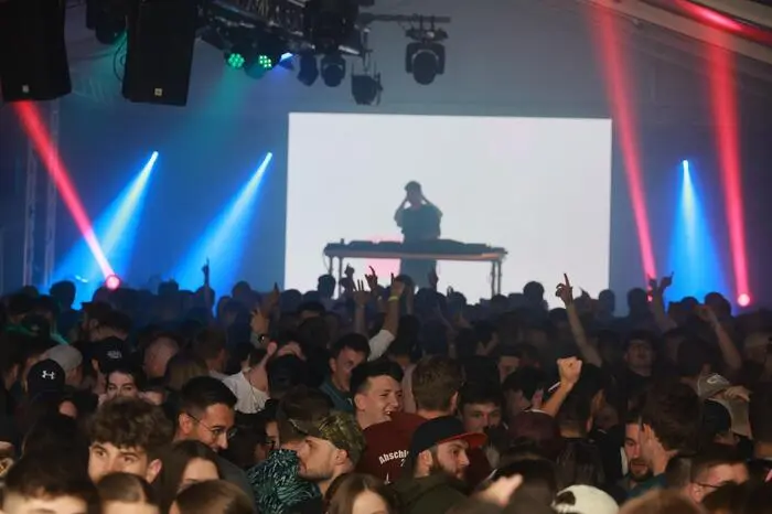 Im Bierzelt sorgten „Die Party Hirschen“ mit ihrer Musik für ausgelassene Stimmung, während der DJ von „Stagefox“ in der Disco die Tanzfläche zum Beben brachte.