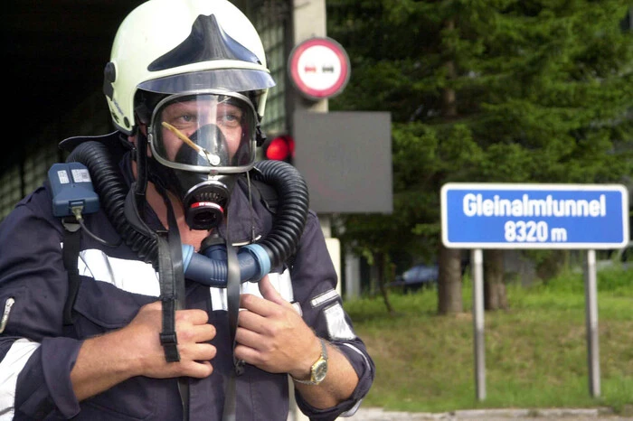 Von der sechsköpfigen holländischen Familie überlebte nur Ymke, die damals 11 Jahre war. Ein Feuerwehrmann hatte bei ihr das Feuer auf der Kleidung mit bloßen Händen gelöscht.