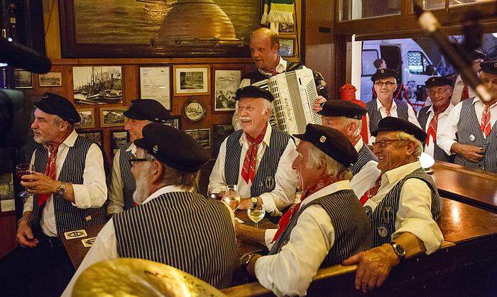 Premiere: Der Shanty-Chor singt zum ersten Mal in der Kneipe 