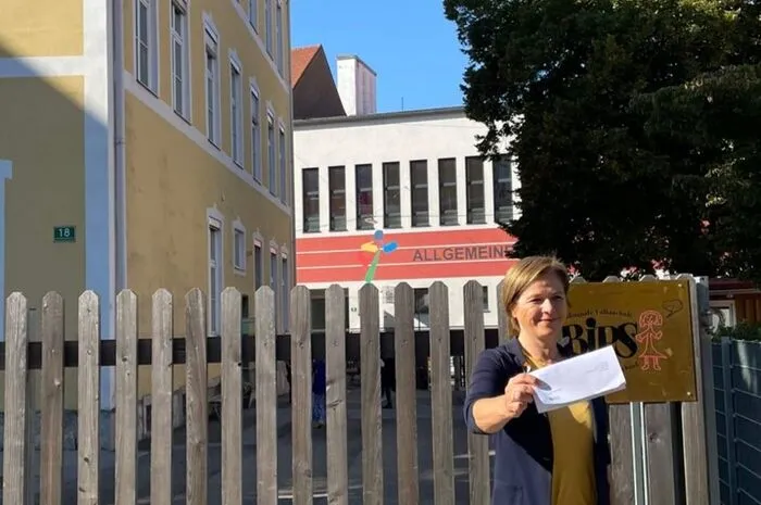 Auch die Spitzenkandidatin der Grünen, Judith Schwentner, hat ihre Stimme mittlerweile in der Volksschule Krones abgegeben. Danach geht sie mit ihrem Mann spazieren und es wird "ausgedehnt gefrühstückt".