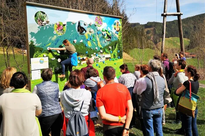 Der Erlebnisweg „klimawandeln“ in Neuberg ist der erste Erlebnisweg in Österreichs zum Thema Klimawandel. Ziel des 2,3 Kilometer langen Weges ist es, die Themen Biodiversität und Naturschutz an 14 Erlebnisstationen mit je einem speziellen Lebensraumbezug in den Mittelpunkt zu stellen. Ein Ziel des Rundweges ist der Groschenlochbrunnen in Altenberg.