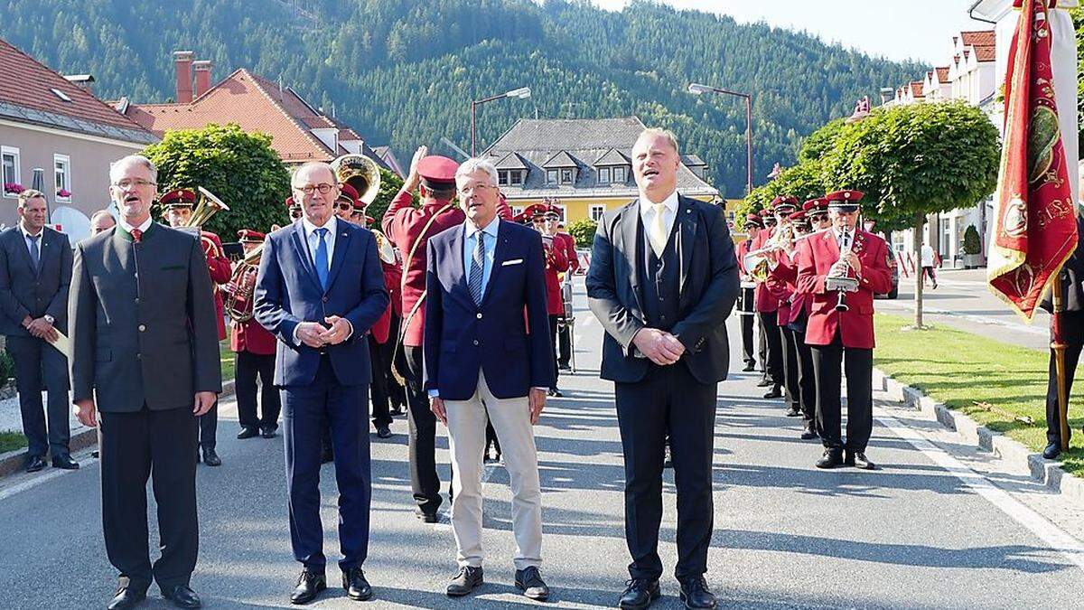 Christian Gsodam, Othmar Karas, Peter Kaiser und Dieter Dohr beim Singen der Kärntner Landeshymne (von links)