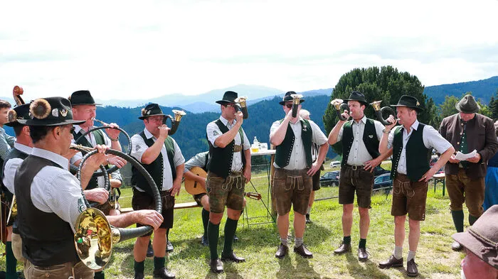 Hoch über dem Feistritzgraben, auf der Stierhube, lud der Steirische Jagdschutzverein, Ortsgruppe St. Peter ob Judenburg, am 8. Juli zum Frühschoppen mit jagdlichen Klängen.