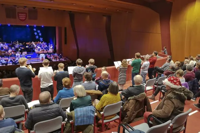 Dank kurzer Umbauphasen und der Nutzung von Bühne und Balkon verlief das Konzert flüssig und kurzweilig.
