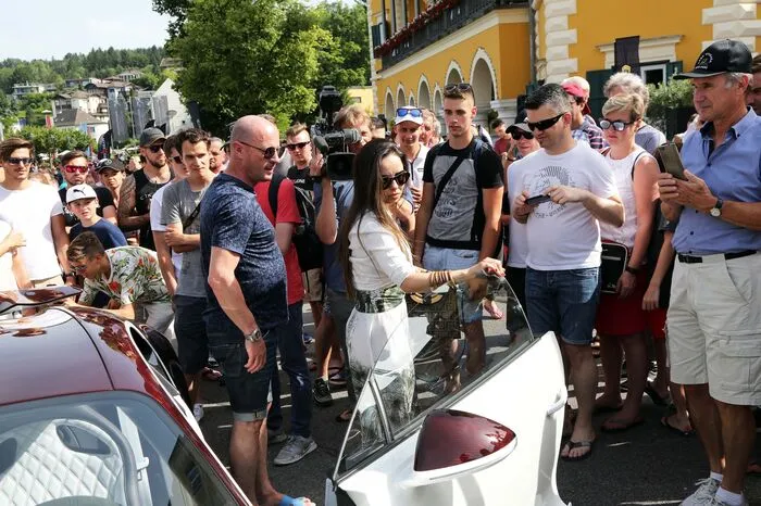 21. Internationales Sportwagenfestival - Bugatti Ankunft vor dem Schloss