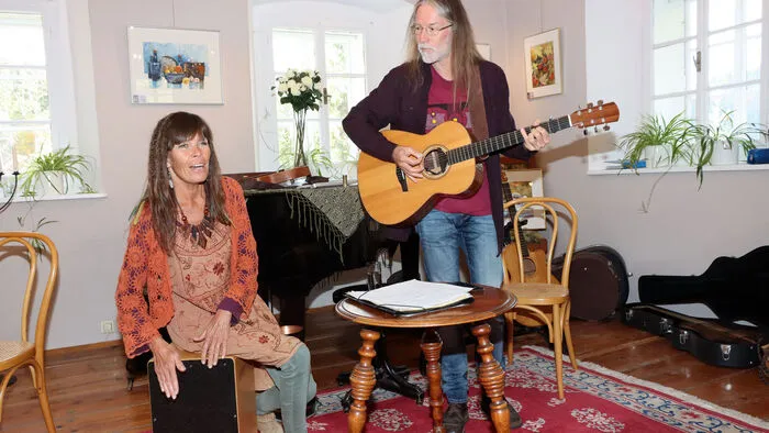 Zwei unverkennbare Stimmen, über 2000 Auftritte in 15 Ländern, 12 CDs, 1 Anekdoten-Buch. Gitarre, Mandoline, irische Flöte, Trommel und Cajon.