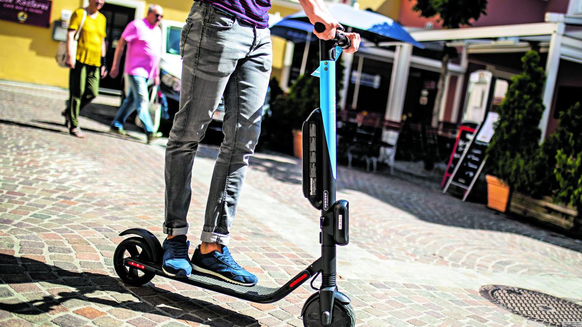 Um das Problem mit falsch geparkten E-Scootern in den Griff zu bekommen, trat im Sommer eine neue Verordnung in Kraft