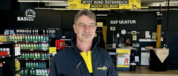 Ein Mann steht in einem Verkaufs- und Beratungsraum einer Werkstatt