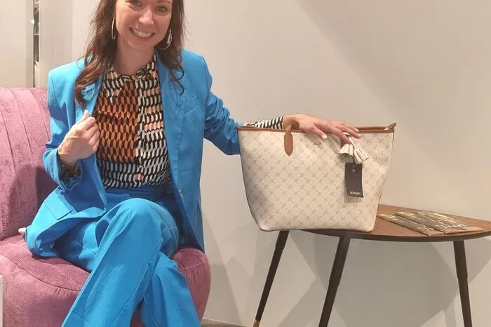 Im Modehaus Roth in Leibnitz setzt man diesen Herbst auf kräftige Farben